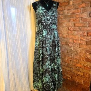 Elegant Black and Green Patterned Dress